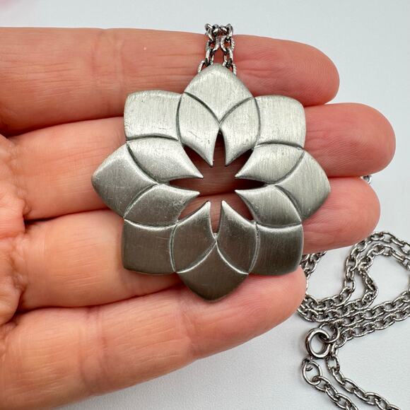 Vintage Kelly Waters Pewter Flower Pendant Necklace Signed Geometric Modernist - Picture 3 of 9